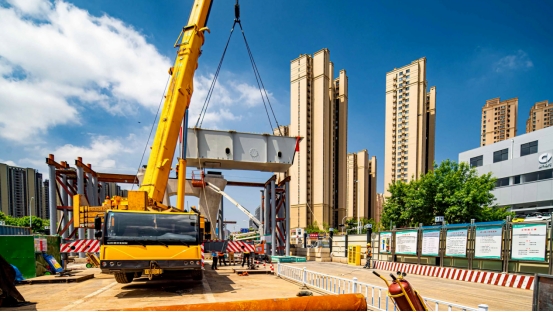 1688201413386878.png 重慶路快速路工程全線首榀鋼混組合梁成功吊裝.png