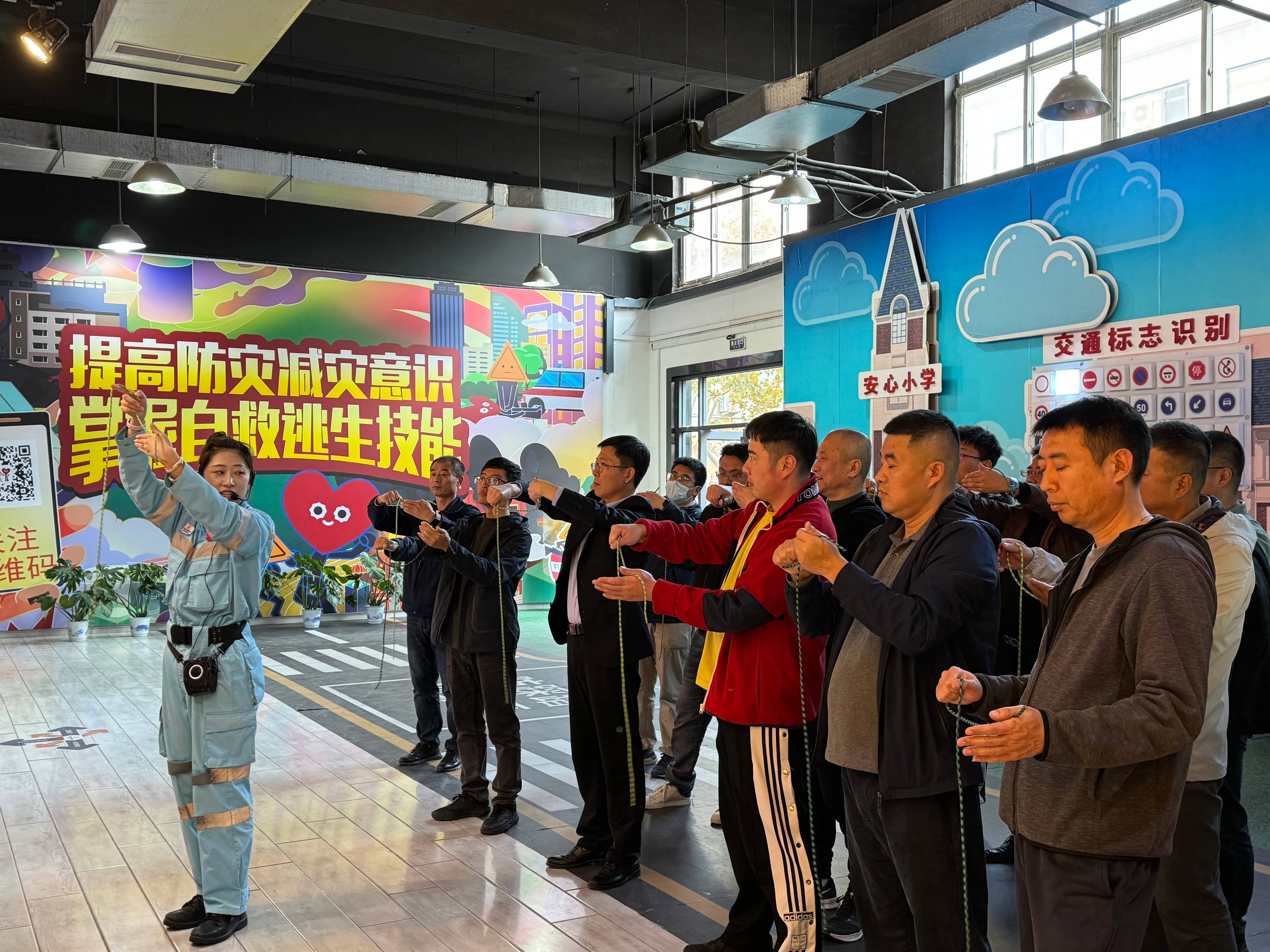 集團(tuán)公司組織開(kāi)展安全應(yīng)急體驗(yàn)培訓(xùn)(1).jpg