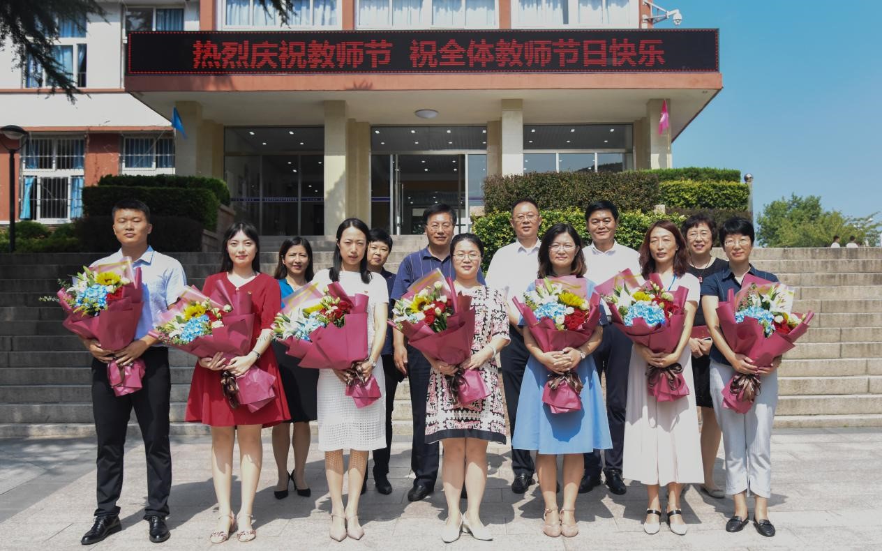 劉裕良董事長等到房產(chǎn)學校調(diào)研并慰問教職員工