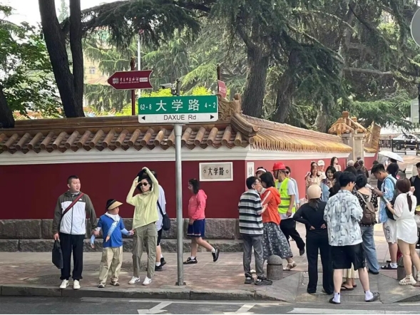 大學路網(wǎng)紅墻提前一周正式完工 “煥”新亮相